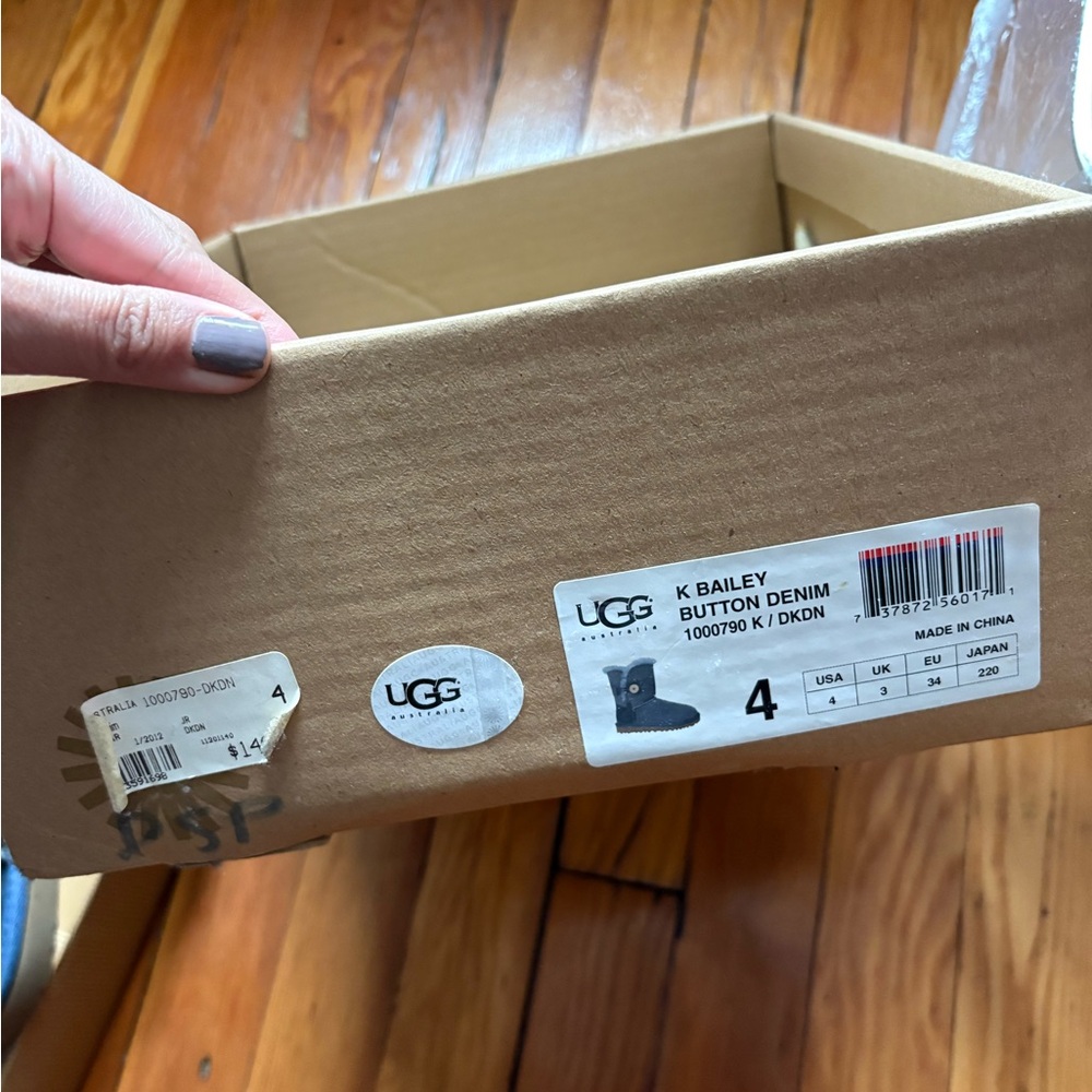 UGGs - Picture 5 of 8